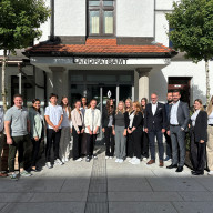 Landrat Andreas Danzer (5. v. re.) und Mitarbeiter des Landratsamtes Traunstein begrüßen die neuen Auszubildenden ©Landratsamt Traunstein 