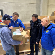 Der Sachgebietsleiter des Katastrophenschutzes Florian Appelt übergibt das Impfmaterial im Namen des Landkreises an Dr. Jens Steinigen, Fritz Fischer und Valerii Onuchyn vom Verein Athletes for Ukraine in einer Lagerhalle in Siegsdorf (v.l.n.r: Fritz Fischer, Dr. Jens Steinigen, Florian Appelt, Valerii Onuchyn). © Landratsamt Traunstein