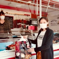 Maria Meinel, Mitarbeiterin der Wirtschaftsförderungs GmbH übergibt an Christine Obermayer, 1. Vorsitzende der Direktvermarkter Traunstein, eine Lieferung von sogenannten „Community-Masken“. ©Landratsamt Traunstein