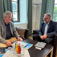Landrat Andreas Danzer (rechts) im Übergabegespräch mit dem gewählten Stellvertreter des Landrats Josef Konhäuser. ©Landratsamt Traunstein