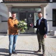 v.l.: Peter Fenis, Obermeister der Gartenbaugruppe Traunstein, überreicht Landrat Siegfried Walch den Valentinsstrauß  © Landratsamt Traunstein