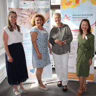 (v.l.n.r.) Ann-Kathrin Brinckmann (Pflegestützpunkt), Susanne Aicher (Pflegestützpunkt), Sabine Zainer-Tschangl (Vortragende), Dr. Mai Aumüller-Nyguen (1. Vorsitzende Alzheimer Gesellschaft Südostbayern e.V.)  ©Landratsamt Traunstein