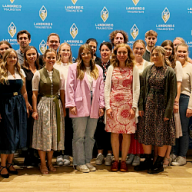 Die 27 neuen Lehramtsanwärterinnen und Lehramtsanwärter und 1 von 2 Lehrkräften im Anpassungslehrgang des Schulamtsbezirks Traunstein zusammen mit (v.l.) Vorsitzender des ÖPR Alexander Fietz, Schulrätin Katharina Amberger, Schulamtsdirektor Michael Stang, dem Fachlichen Leiter/ Schulamtsdirektor Clemens Gruber und dem Stellvertretenden Landrat Josef Konhäuser.