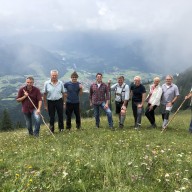 © Landratsamt Traunstein: Besichtigten gemeinsam die Vertragsnaturschutzflächen auf der Weitalm am Hochgern (von links): Die Weitalmbauern Peter Zeininger, Josef Schuhbeck und Stefan Loider, Landrat Siegfried Walch, Weitalmbauer Florian Nieß, Wolfgang Selbertinger (Untere Naturschutzbehörde im Landratsamt Traunstein), Maria Stöberl (Geschäftsführerin des Verbands der Forstberechtigten), Revierleiter Lothar Klöffer und Forstbetriebsleiter Paul Höglmüller.