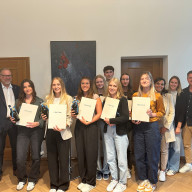 v.li.n.re.: Landrat Andreas Danzer, Laura Wimmer, Pia Disterer, Alicia Veicht, Magdalena Wimmer, Christoph Siglreitmaier, Lena Heindl, Maria Leitner, Paulina Haßlberger, Martina Haßlberger (Ausbildungsleiterin), Lara Krasauskeite (Ausbildungsteam), Sebastian Schallinger (Personalrat), nicht auf dem Bild: Mary Röhrich und Lucas Gidion © Landratsamt Traunstein